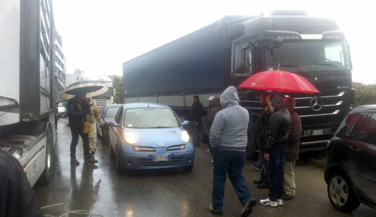 I lavoratori dell'indotto bloccano gli accessi alla città: "Lo Stato ci ha dimenticati" - 