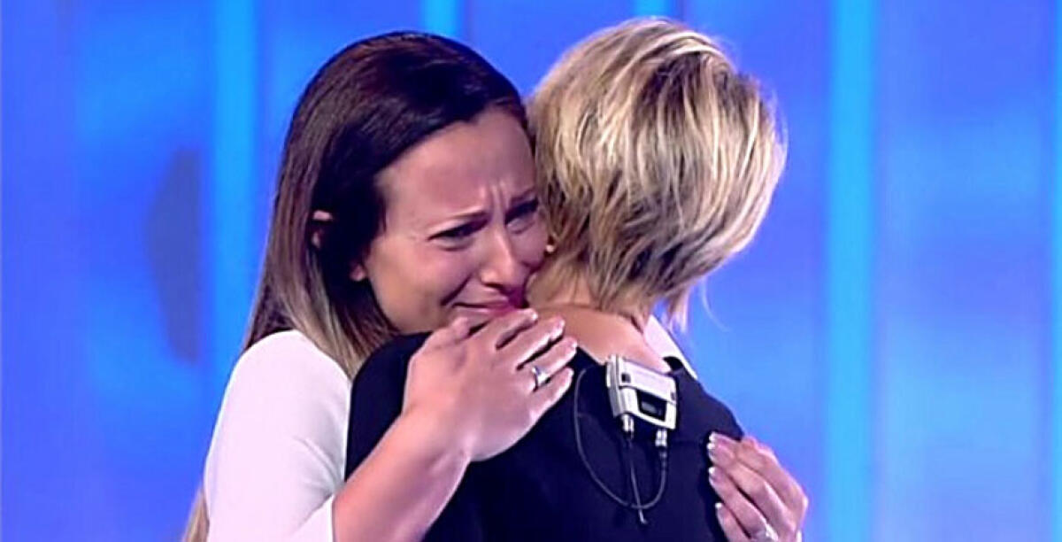 "Io sto con Ilenia", il popolo del web si scatena contro Orazio e Valeria - 