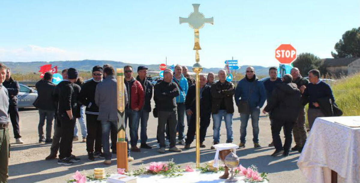 "Partecipate alla manifestazione", le omelie domenicali in molte chiese a sostegno degli operai - 