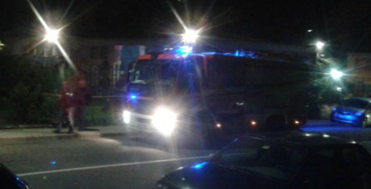 Fuoco al portone di uno stabile di San Giacomo, l'incendio nella notte in via Risorgimento - 