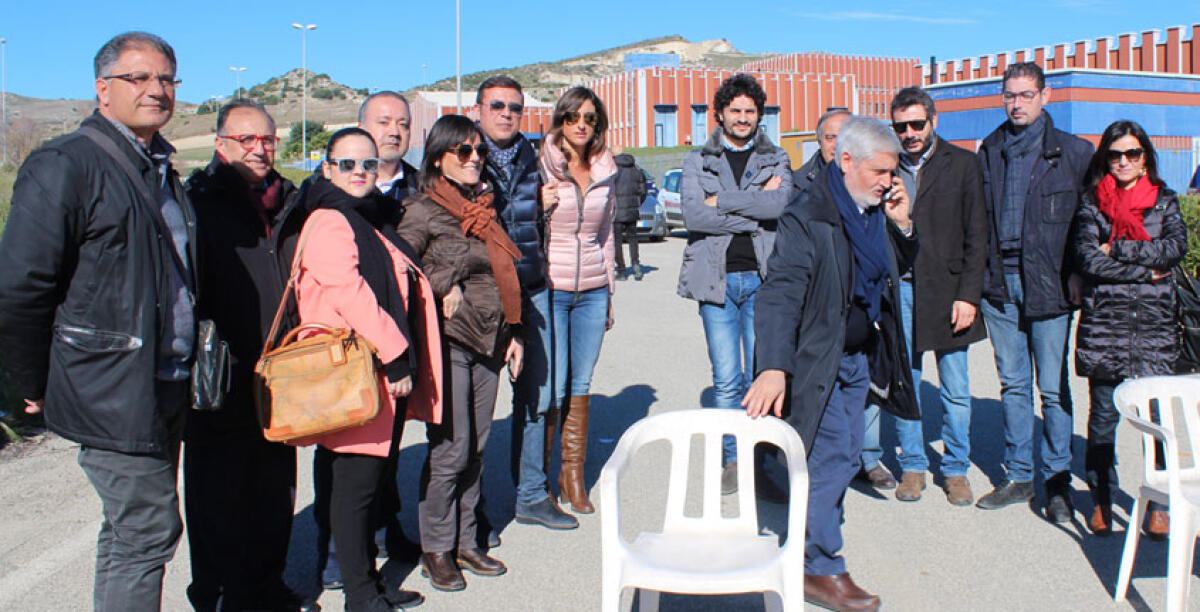 I consiglieri ai presidi degli operai e il sindacato nazionale arriva in città: la mobilitazione è generale - 