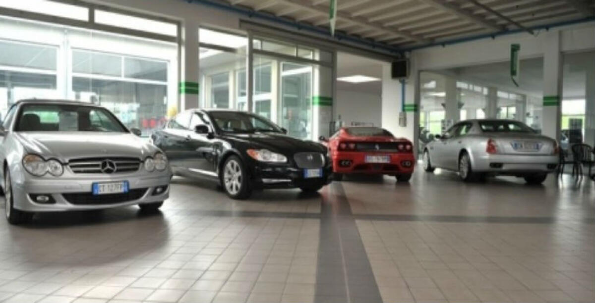 La messa a posto di autosaloni e imprenditori, soldi e vetture di lusso: nuova condanna per uno degli esattori - 