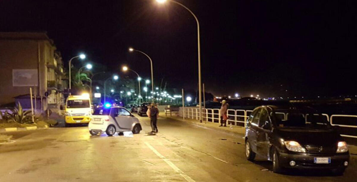 Incidente nella notte sul lungomare, feriti quattro giovani automobilisti - 