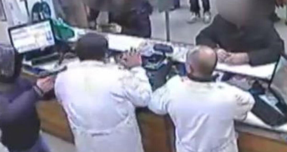 Lasciò le impronte durante la rapina alla farmacia, un minore accusato di un colpo anche a Caltagirone - 