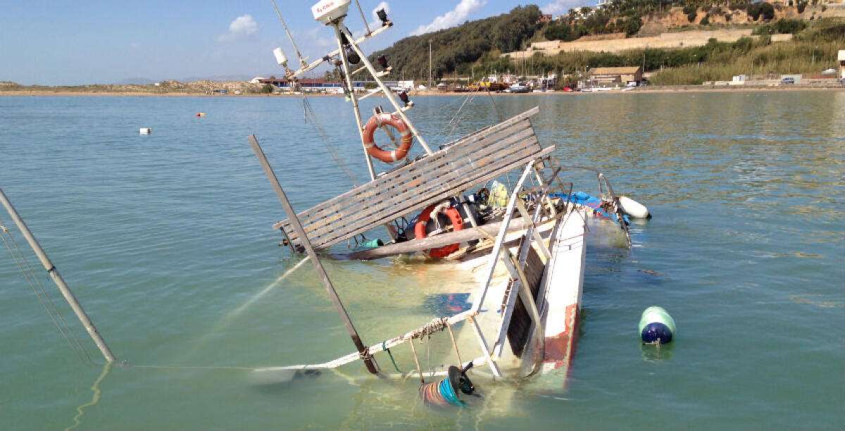 Fondali sempre più bassi, danni al porto rifugio: affonda un'imbarcazione - 