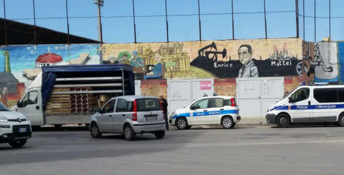 Controlli in via Niscemi e via Venezia, la municipale verifica le autorizzazioni degli ambulanti - 