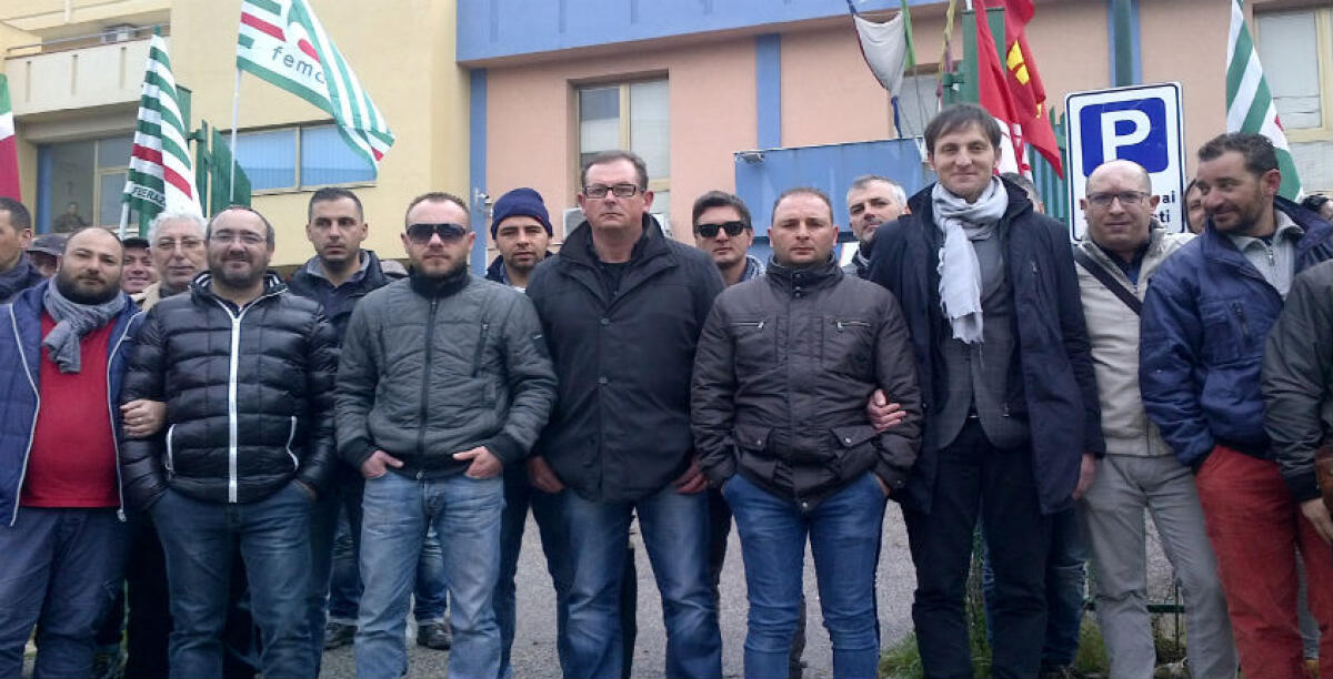 Caso Eni, gli operai davanti all'Agenzia delle Entrate: riparte la mobilitazione - 