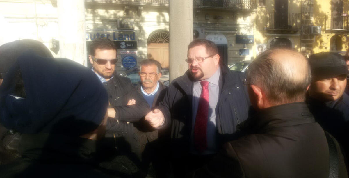 Una protesta tira l'altra, municipio assediato: dall'indotto ai marittimi dell'Eureco - 