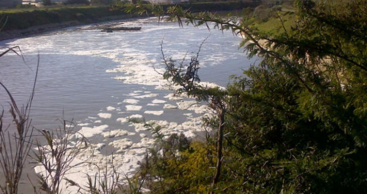 Ancora schiuma bianca lungo il fiume Gela, il fenomeno notato da molti frequentatori della zona - 