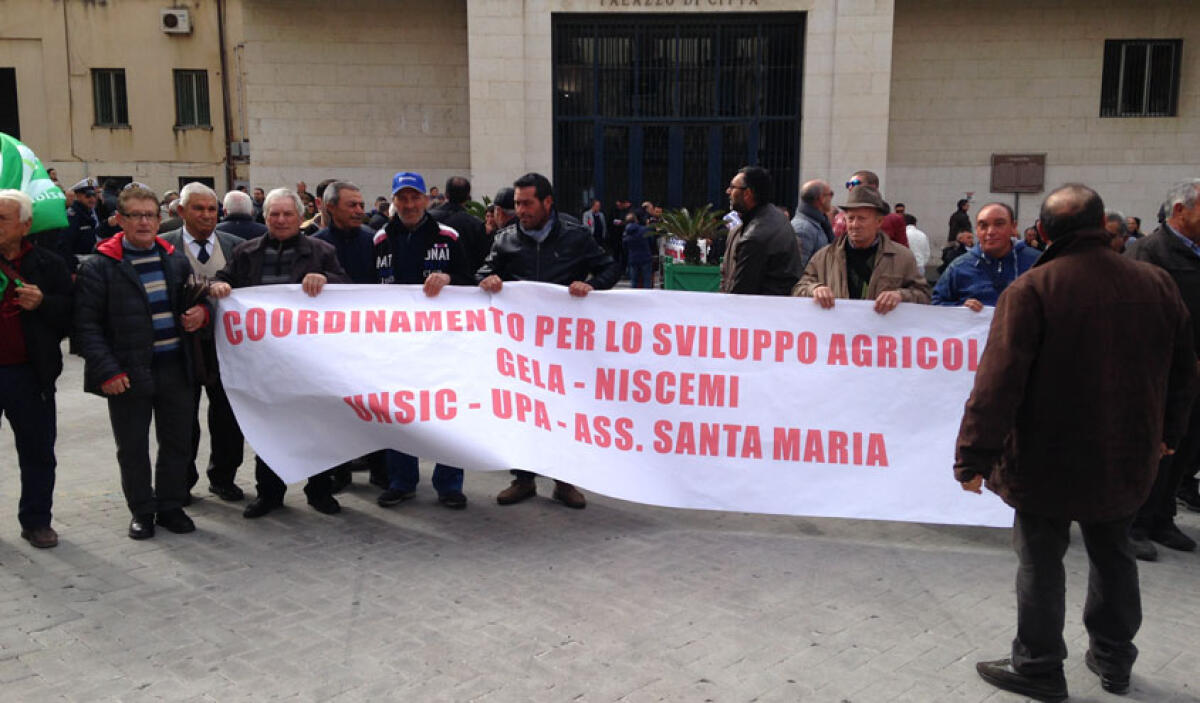 Trattori in piazza contro l'aumento dell'acqua per uso irriguo - 