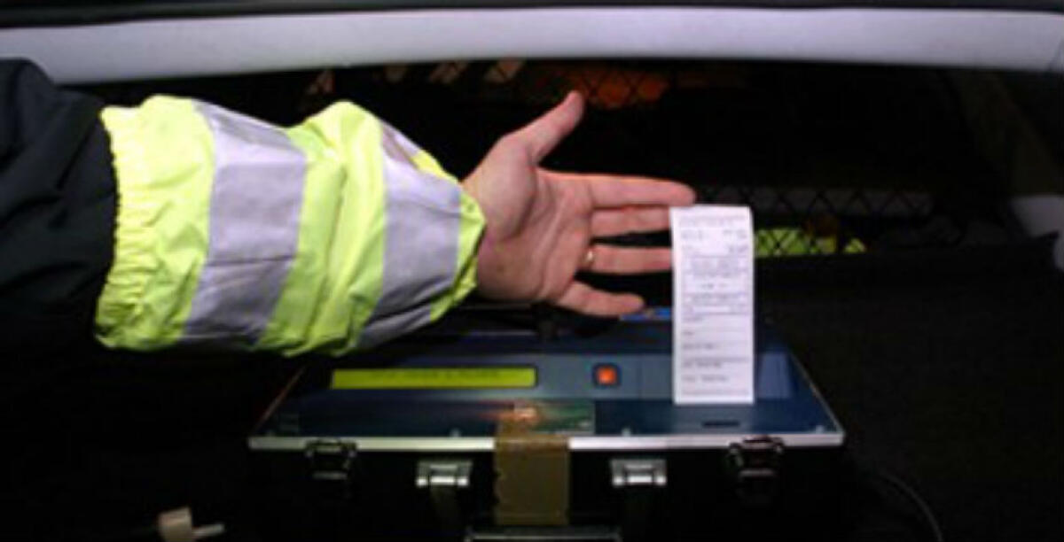 Ubriaco alla guida dell'auto finisce in un canale di scolo, patente ritirata ad un romeno - 