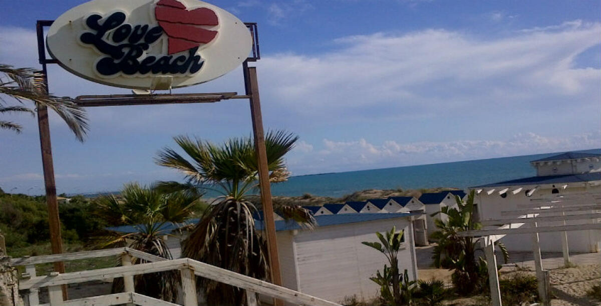 "I creditori non furono pagati", ex soci contro e presunti ammanchi nella gestione del "Love Beach" - L'ex lido "Love beach"