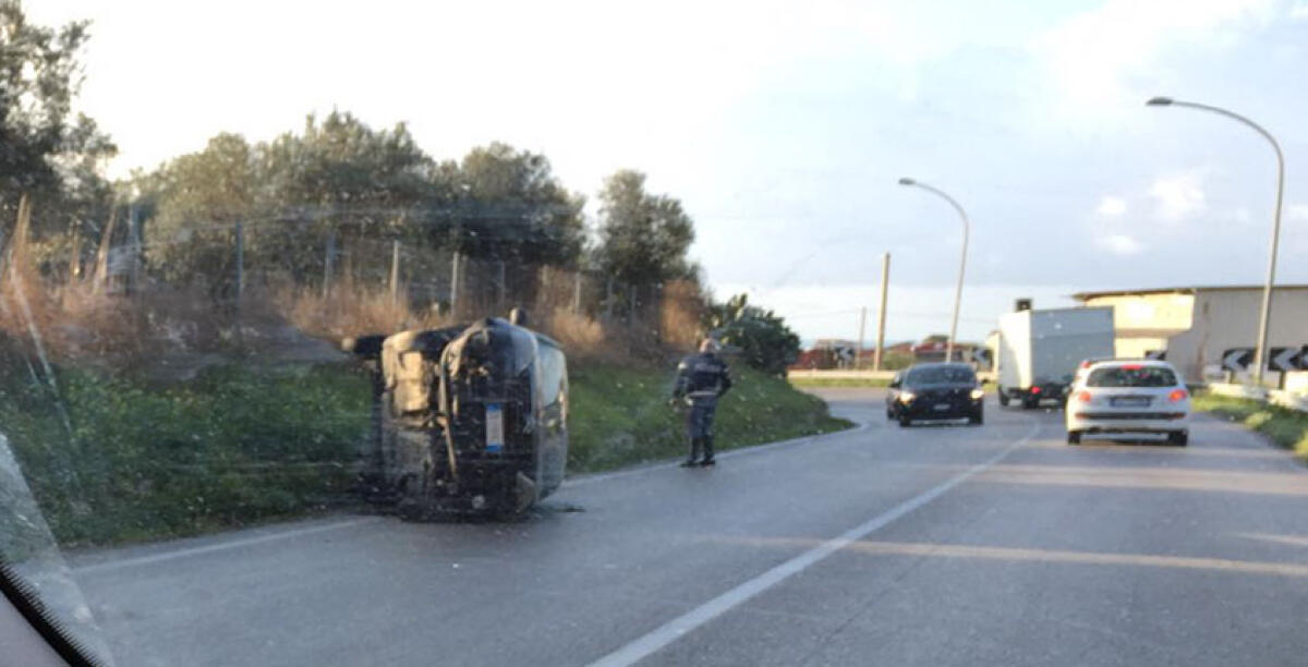 Fuori strada con l'auto sulla Gela-Manfria dopo pochi minuti di pioggia - 