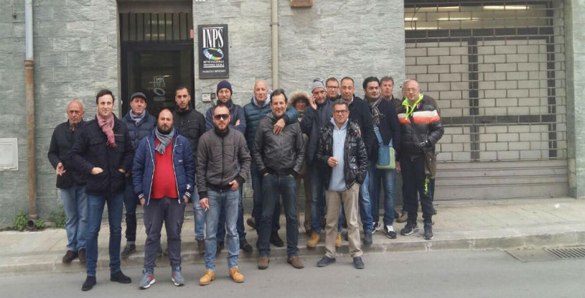 Operai davanti agli uffici Inps, si abbassa l'intensità della protesta: occhi puntati sul vertice al Ministero - 