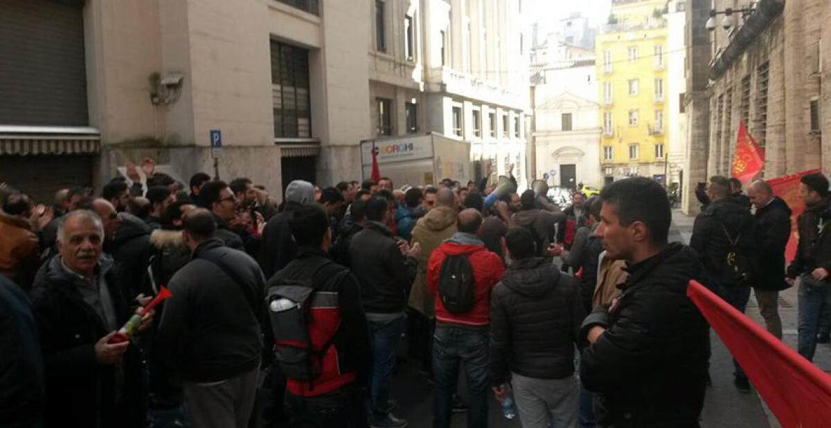 Cento gelesi a Roma per chiedere certezze al Mise, e 3 operai consegnano una lettera aiuto al Papa - 