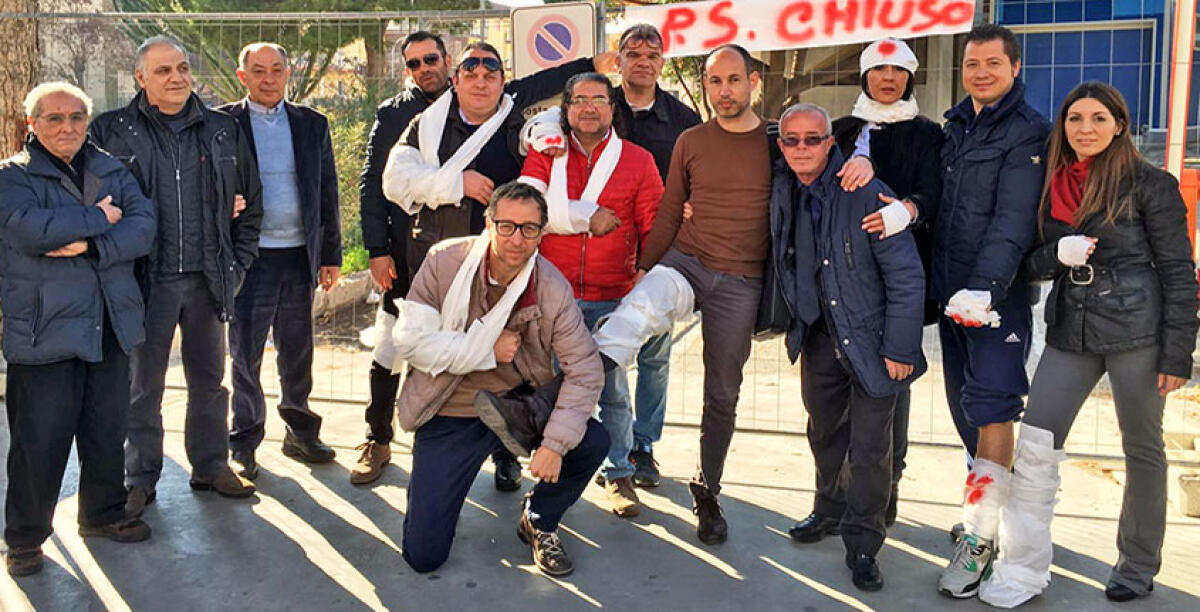 Ispettori della Regione in ospedale, e il comitato Gelensis Populus si "ingessa" - Una protesta del comitato Gelensis Populus