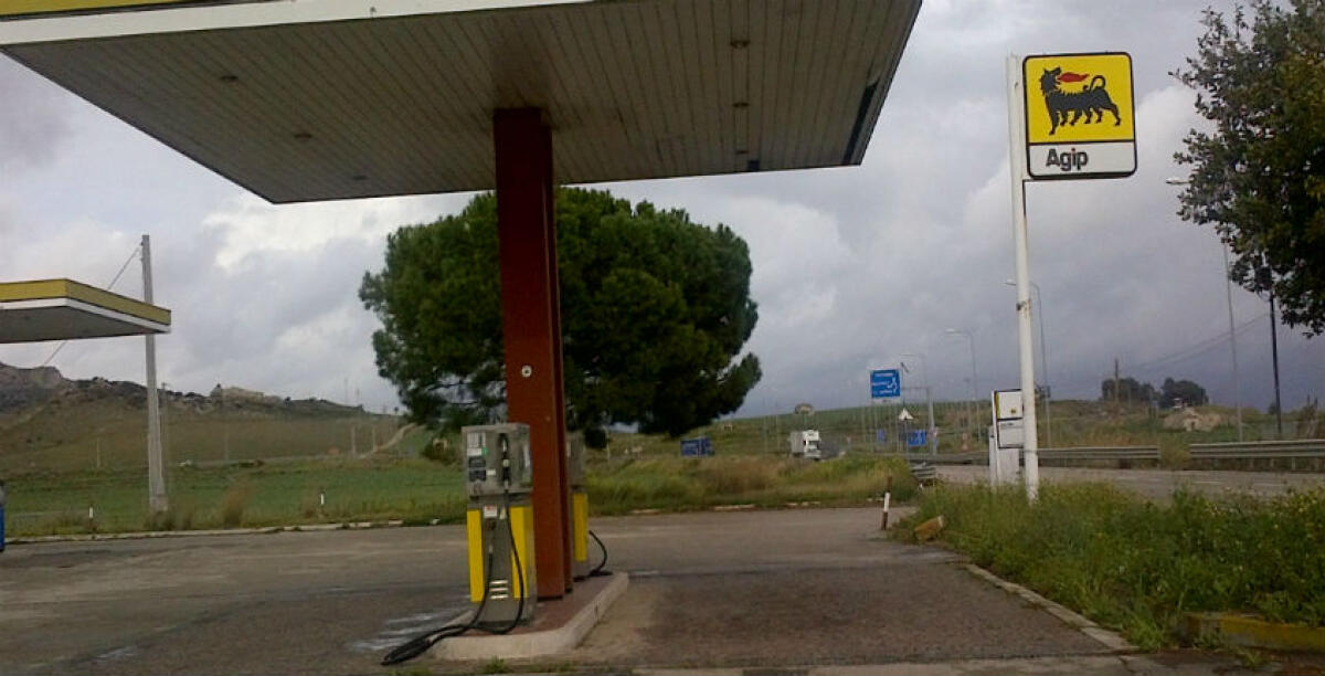 Chiusa...per furto: una stazione di servizio ferma da giorni, portati via tutti i cavi di rame - 