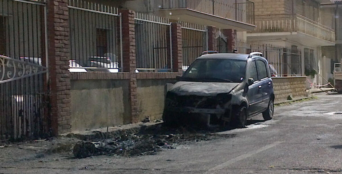 Nuovi roghi notturni a Giardinelli, incendiate altre tre autovetture - 