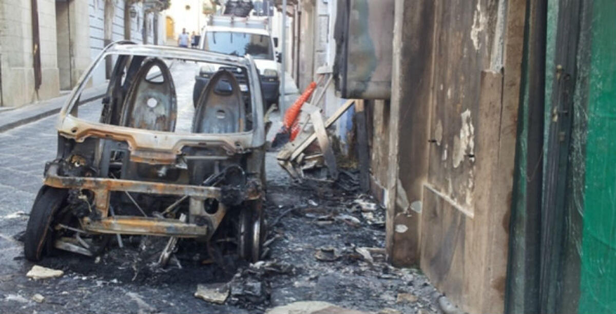 Fuoco in centro storico, tre auto distrutte: scagionato un minore, l'assoluzione è definitiva - 