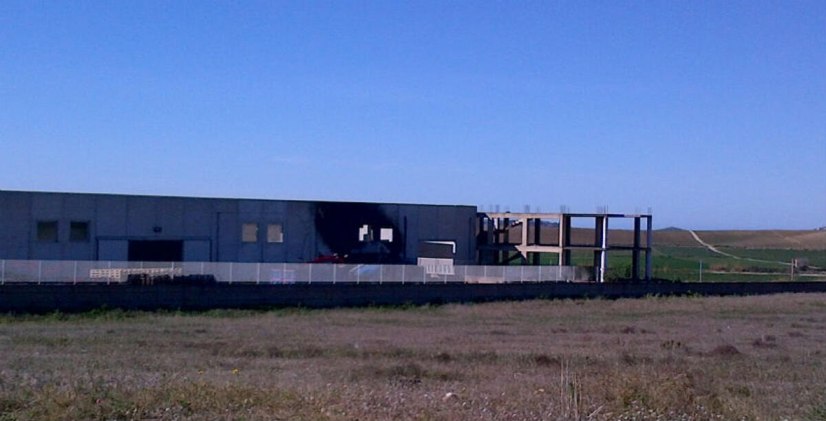 Fiamme in un capannone per la lavorazione di prodotti agricoli, in fumo mille casse di carciofi - 