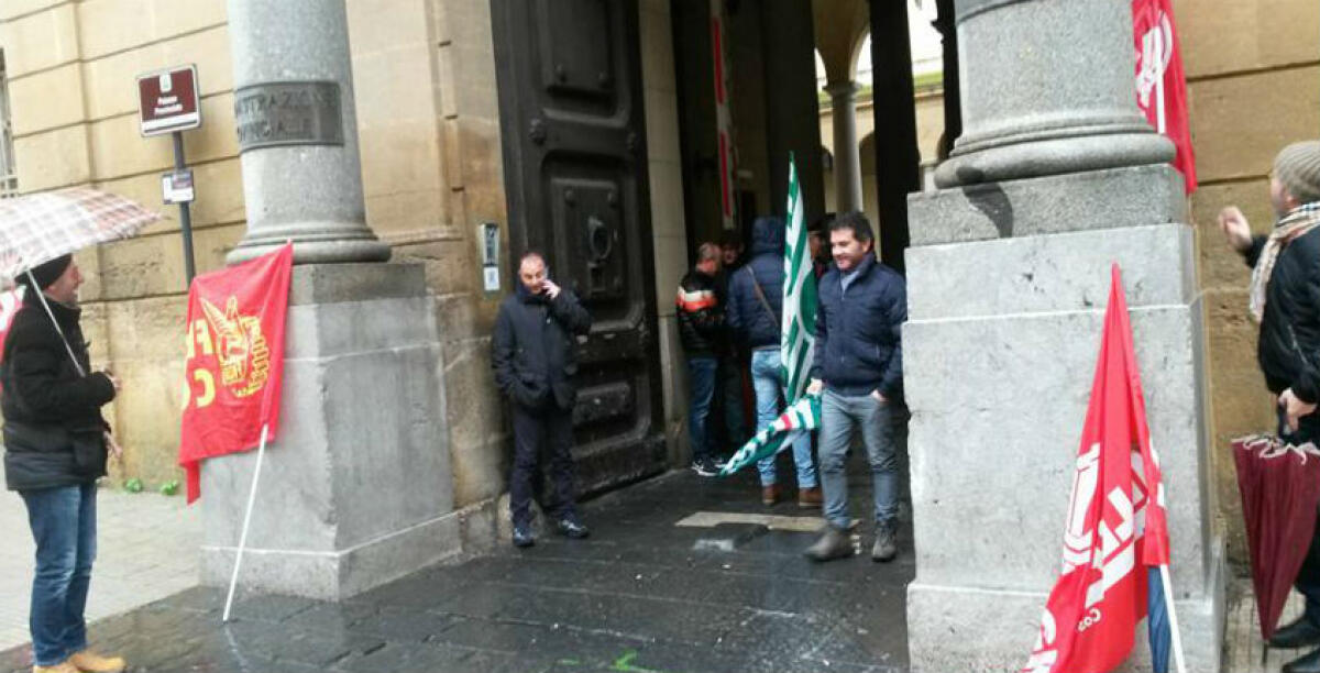 La protesta degli operai dell'indotto Eni davanti alla Prefettura, adesso si mira ancora a Roma - 