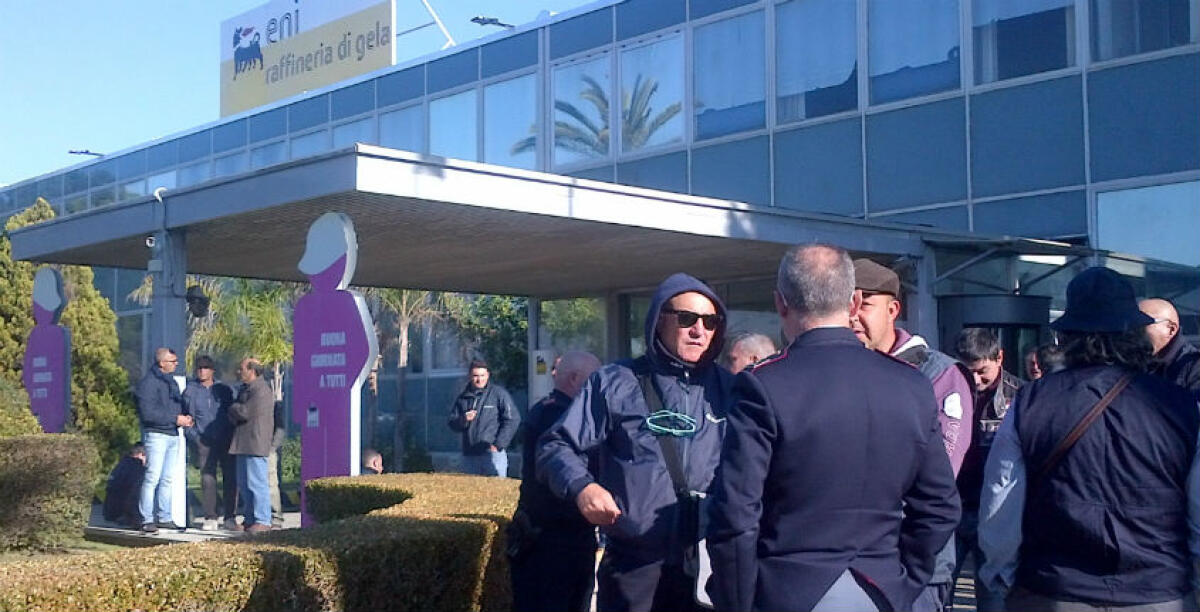 I sindacati distribuiscono cartoline, l'indotto stenta: cantieri all'estero per Sudelettra - 