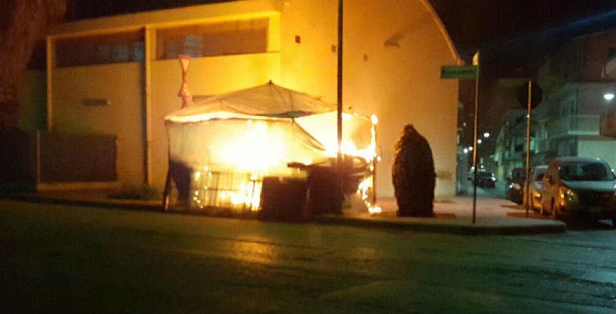 Il fuoco distrugge una Fiat Punto e una baracca di frutta e verdura: gli incendiari in azione prima di mezzanotte - 