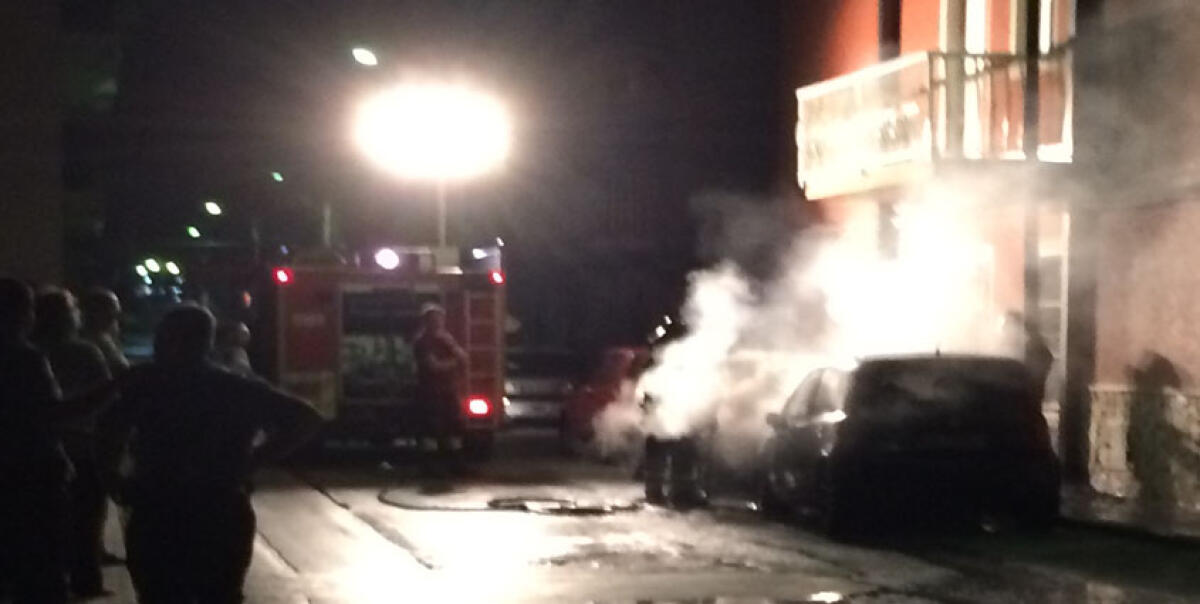 Fiamme nel rione Caposoprano, rogo a due auto in via Cecoslovacchia - 