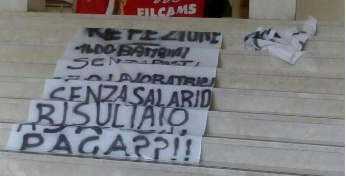 Le lavoratrici della refezione temono per il futuro, nuova protesta in municipio - 