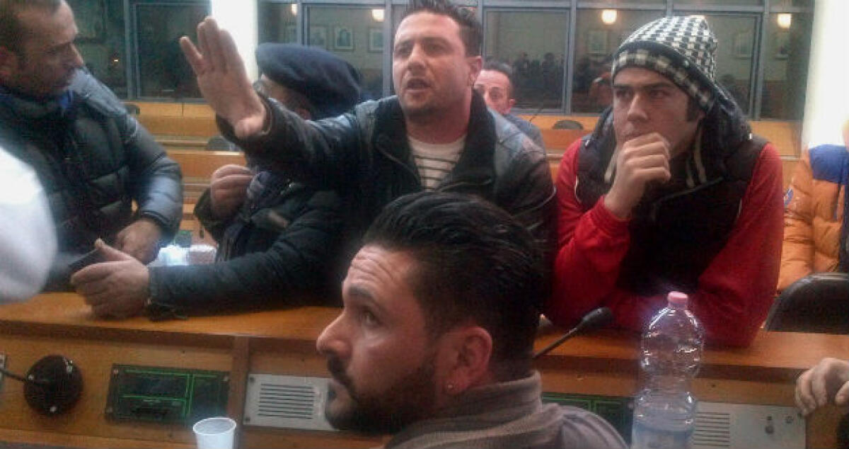 Caso Eni, i consiglieri del Pd si autosospendono dal partito: in aula gli operai dell'indotto - 