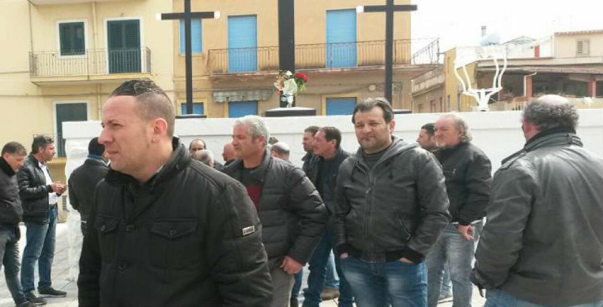 Il Calvario...dell'indotto Eni: decine di aziende a rischio chiusura e sit in davanti alle croci - 