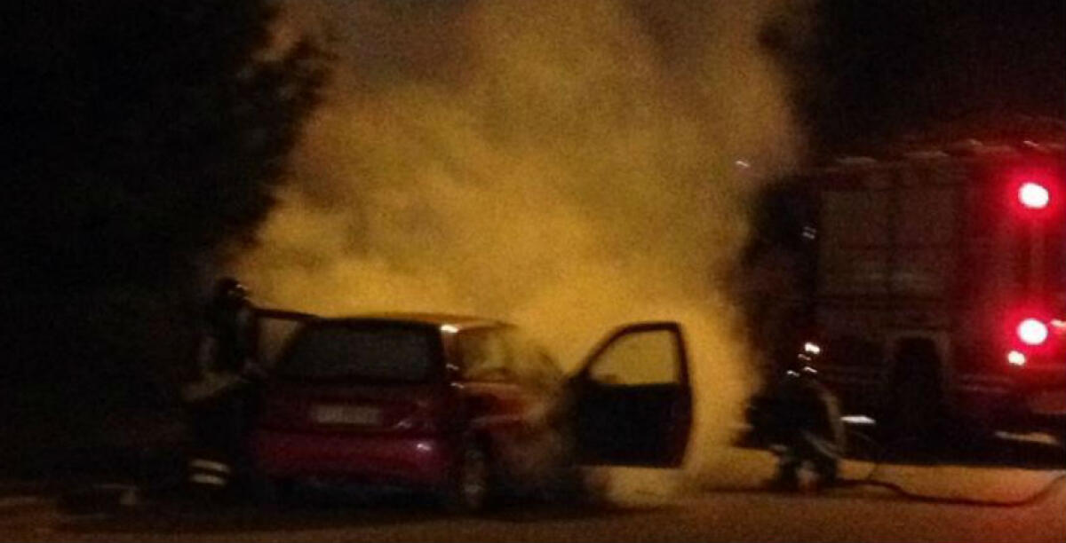 Fiamme in via Generale Cascino, colpita l'auto di un operaio: il rogo poco prima della mezzanotte - 