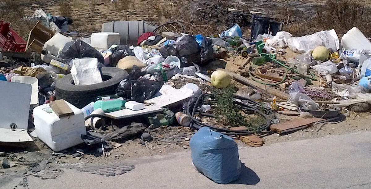 Una discarica abusiva in contrada Priolo, i rifiuti non vengono rimossi: l'interrogazione dei grillini - 