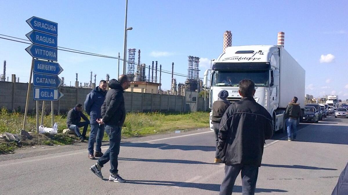 Buio nell'indotto Eni, Eurocoop non ha soldi in cassa: partito il confronto in prefettura - 