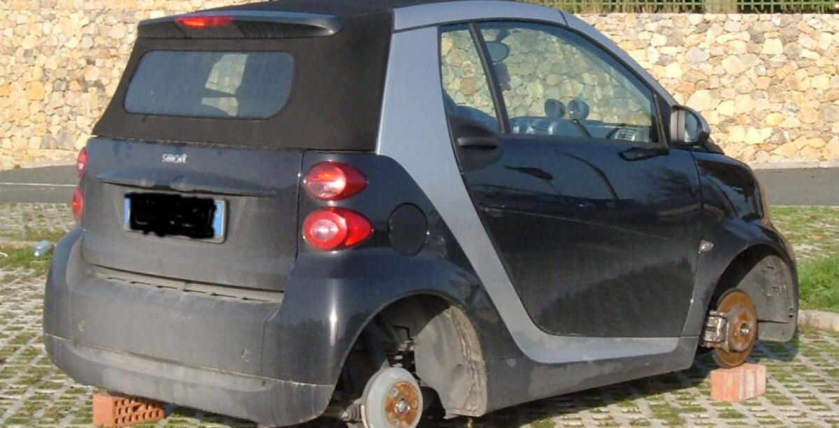 Abbandonata una Smart a San Giacomo, era stata rubata qualche ora prima - 