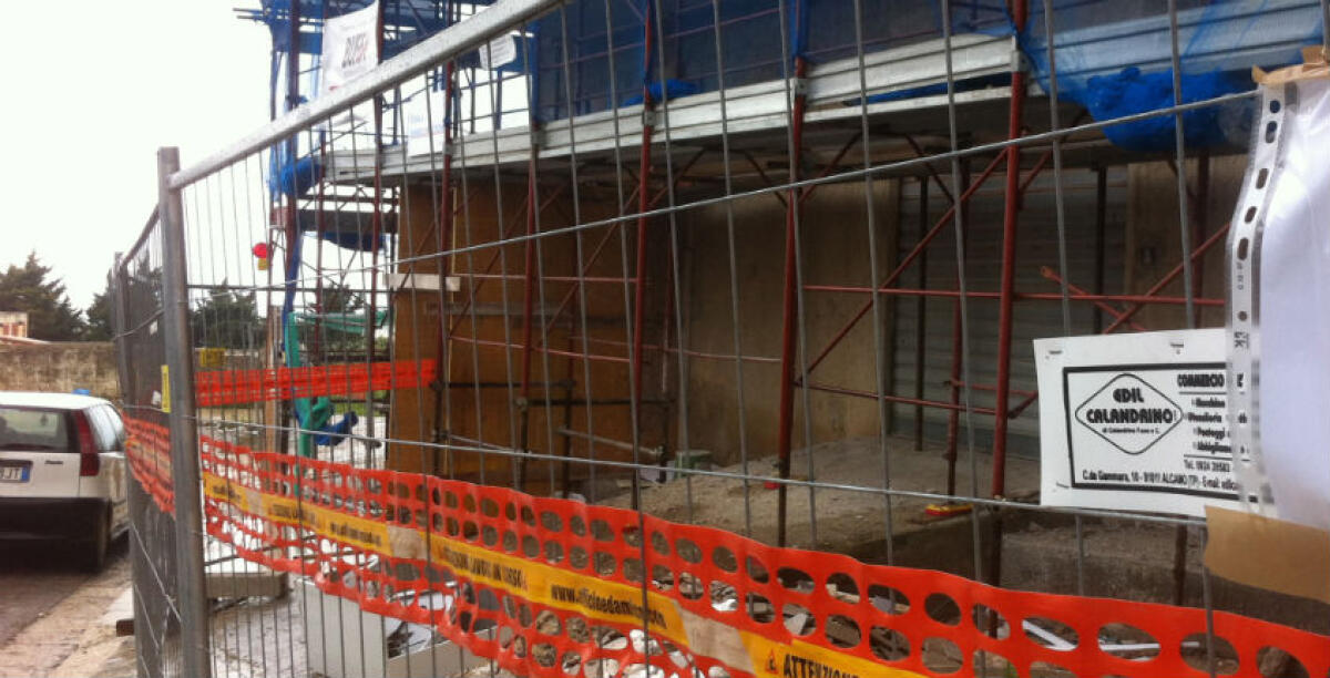 Vola giù da un ponteggio, grave un operaio sessantacinquenne: è stato trasferito in ospedale - 