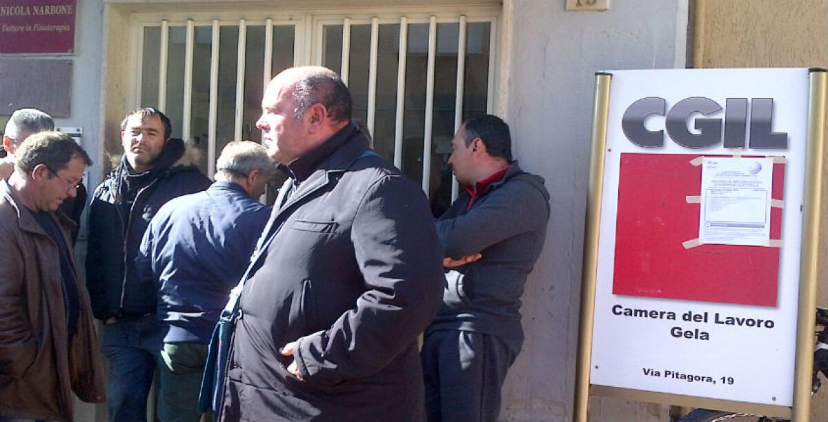 Gli operai Smim bloccano gli uffici Cgil e poi torna il sereno: assemblea a Palazzo di Città - 