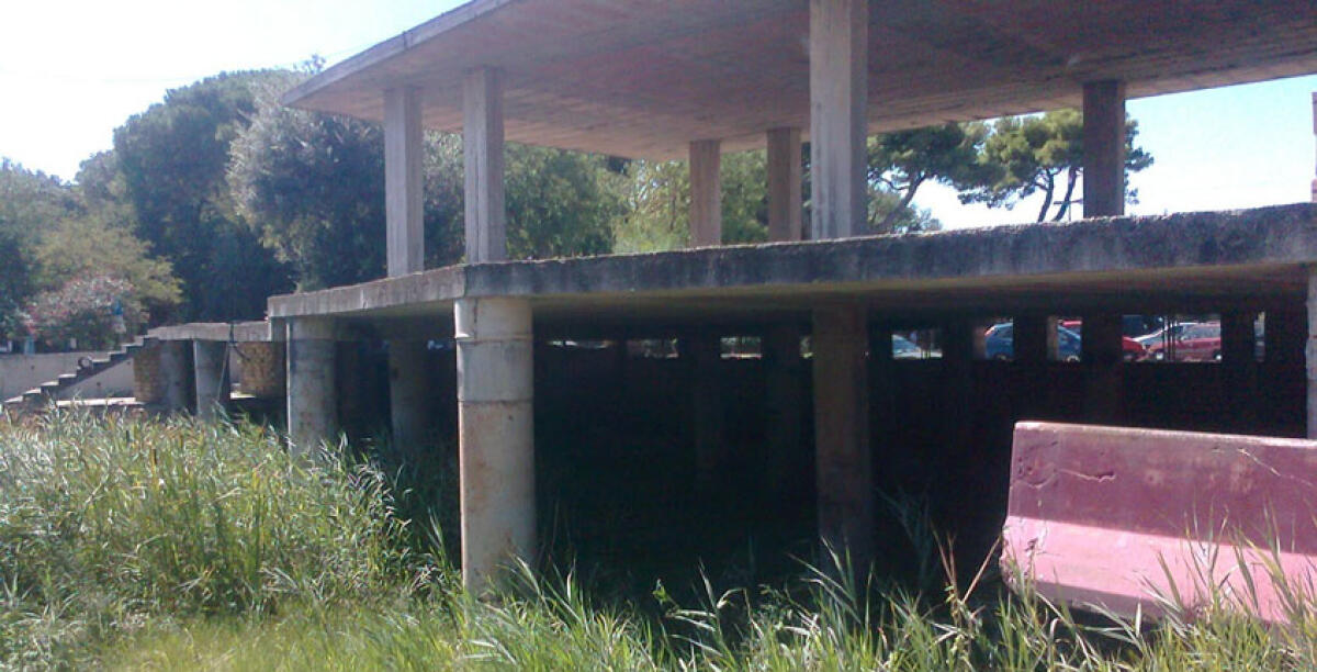 Costruirono abusivamente e violarono i sigilli, manette per una coppia - 