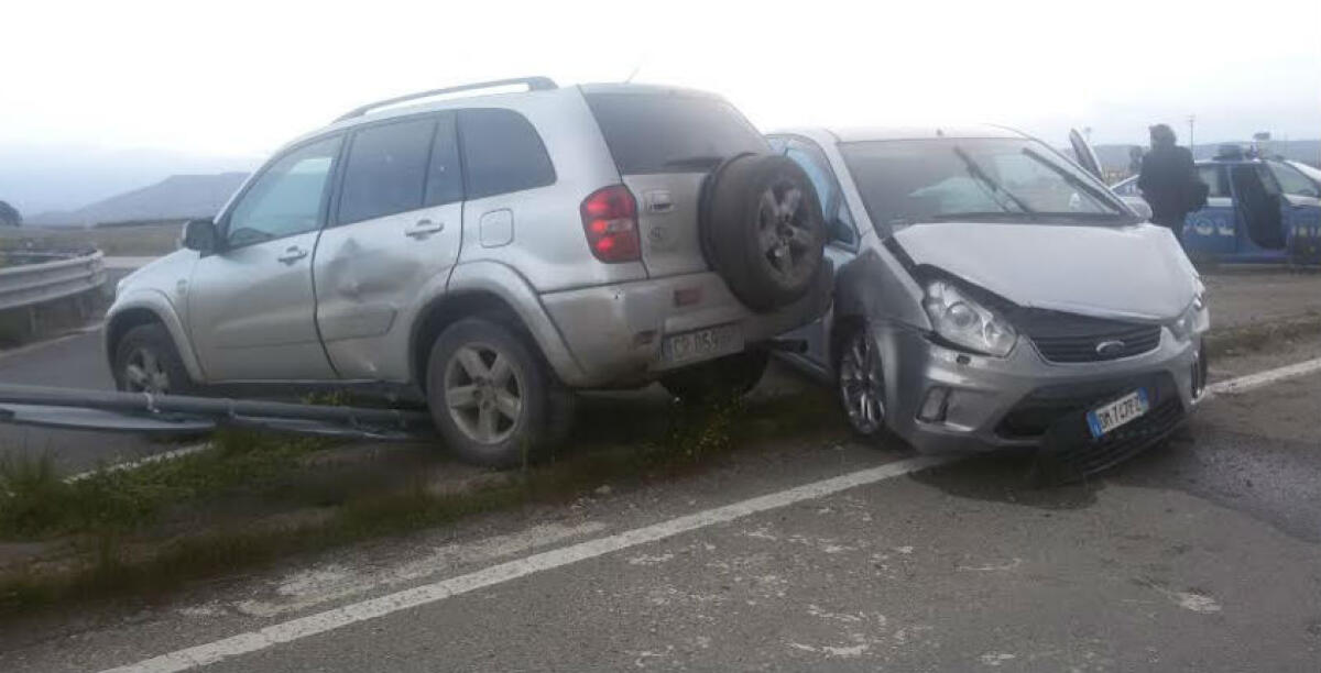 Impatto sulla 117 bis tra una Toyota e una Ford, due donne ferite - 