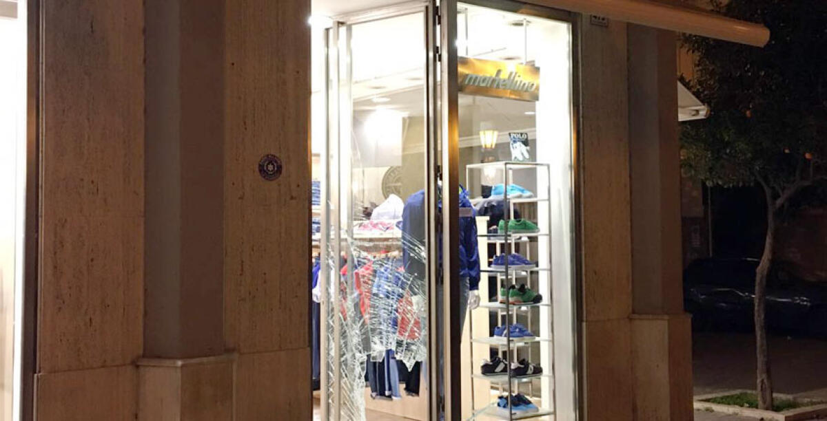 Tentativo di furto al negozio "Martellino", in frantumi una vetrata - 