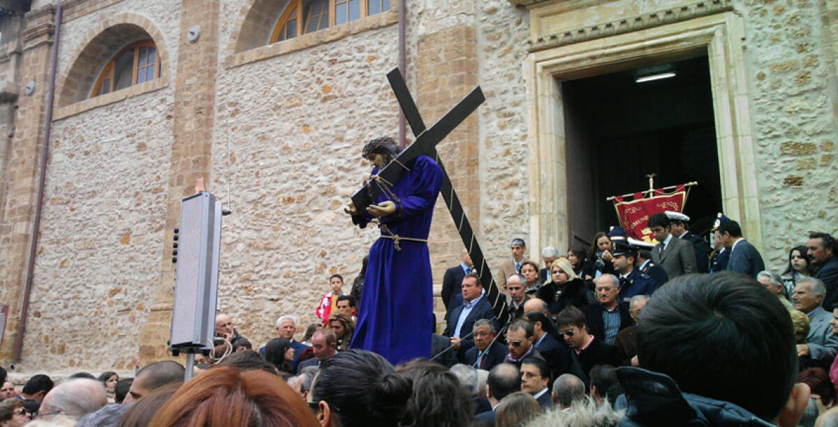 Migliaia di fedeli in piazza Calvario per la via Crucis, monito del vescovo - 