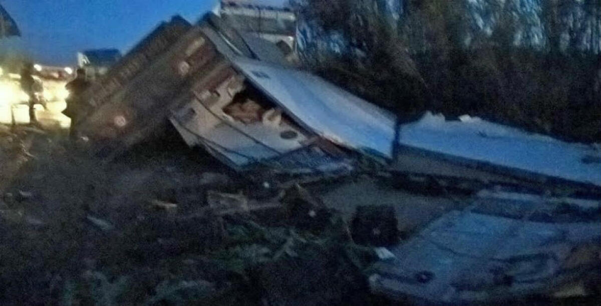 Un mezzo pesante ribaltato a Spina Santa, decine di casse di carciofi in strada e traffico in tilt - 