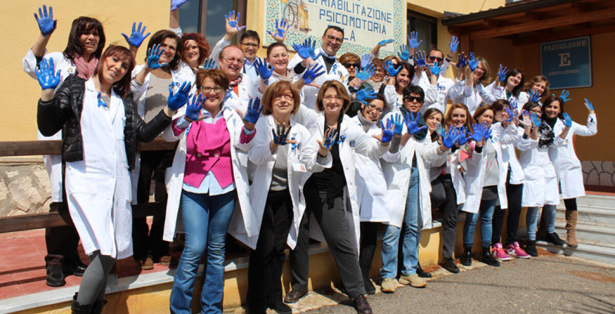 Fiocco blu sui camici e palloncini, l'Aias festeggia i suoi 40 anni con la consapevolezza autistica - 