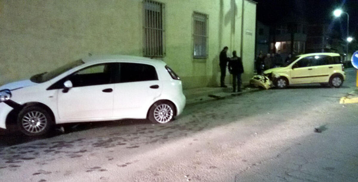 Due auto sbattono sul muro della scuola Giovanni XXIII dopo uno scontro: due feriti - 