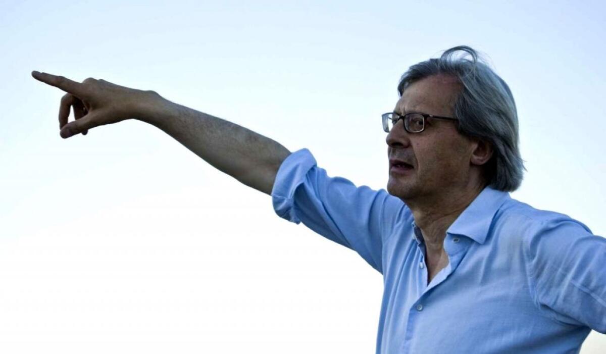 Tutti pazzi per Sgarbi a Gela, il teatro Eschilo è già tutto esaurito - 