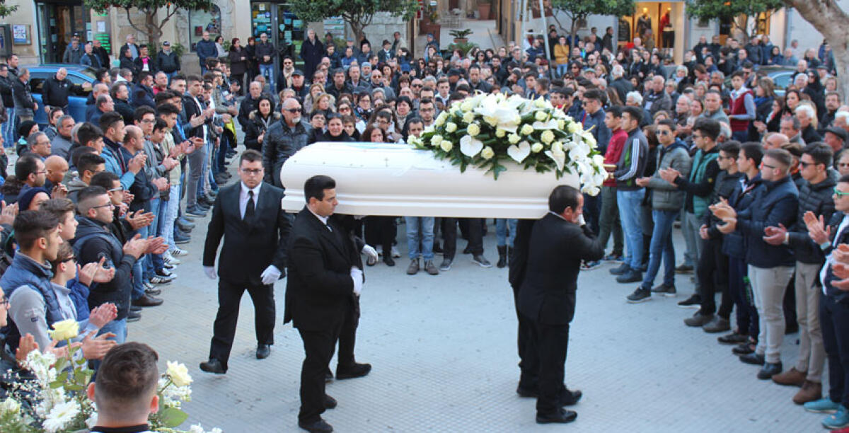 Una bara bianca ha accompagnato Nunzio Iraci in chiesa Madre per i funerali e l'ultimo saluto - 