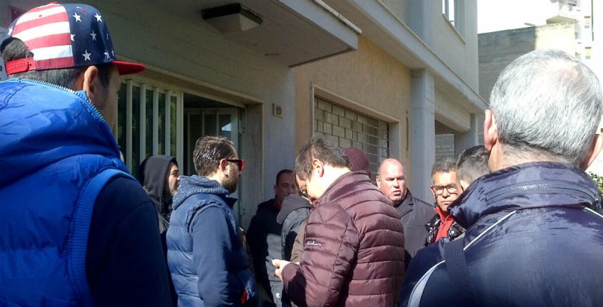 Caso Smim, sit in improvvisato davanti alla sede aziendale: si cerca di coinvolgere il sindaco - 