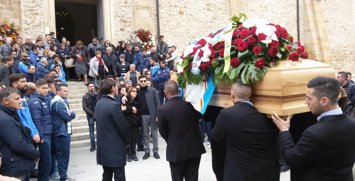 L'ultimo saluto in chiesa Madre a Carmelo Tuccio, sciarpe e bandiera biancazzurra sulla bara - 