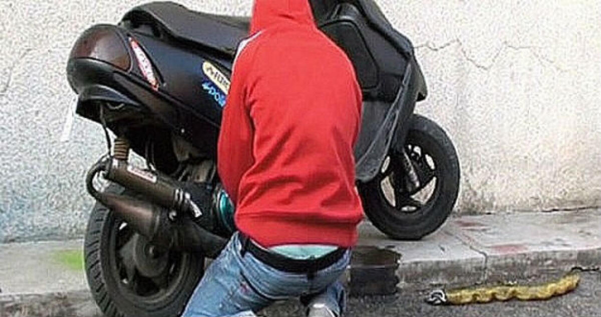 Rubano un motorino e poi ci giocano in giro per i quartieri, denunciati 3 minori - 