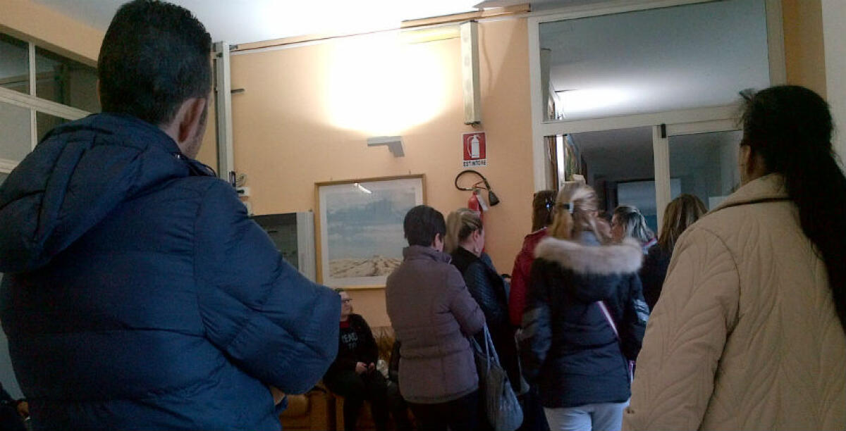 Riprendono gli sfratti negli alloggi Iacp, scoppia la protesta degli occupanti: le donne in municipio - 
